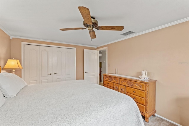 bedroom with crown molding, a closet, ceiling fan, and carpet flooring