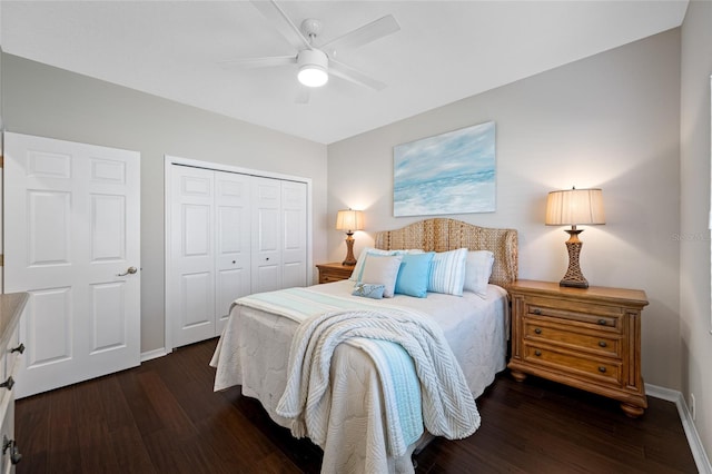 bedroom with dark wood-type flooring, ceiling fan, and a closet