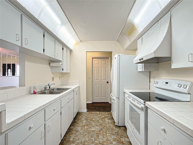 kitchen featuring tile countertops, under cabinet range hood, a sink, baseboards, and white electric range oven