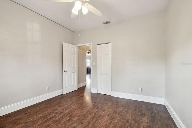 unfurnished room with dark hardwood / wood-style floors and ceiling fan