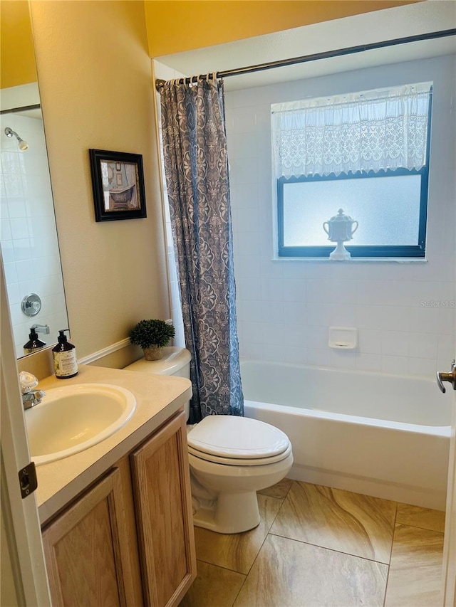 full bathroom featuring vanity, a wealth of natural light, shower / bathtub combination with curtain, and toilet