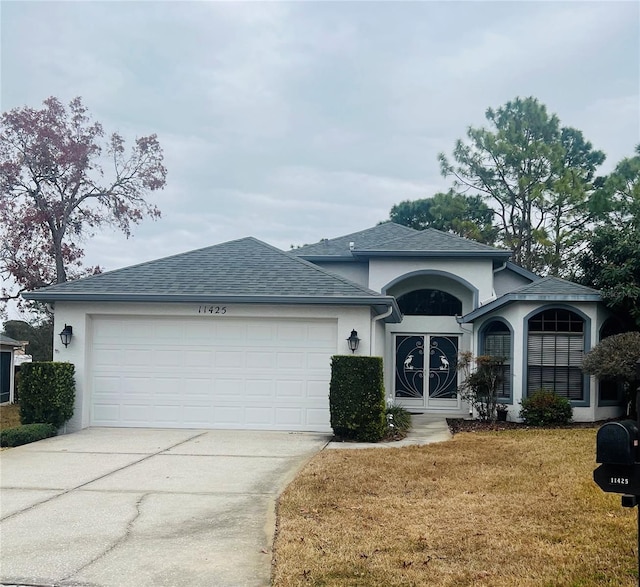 view of front facade featuring a garage and a front yard