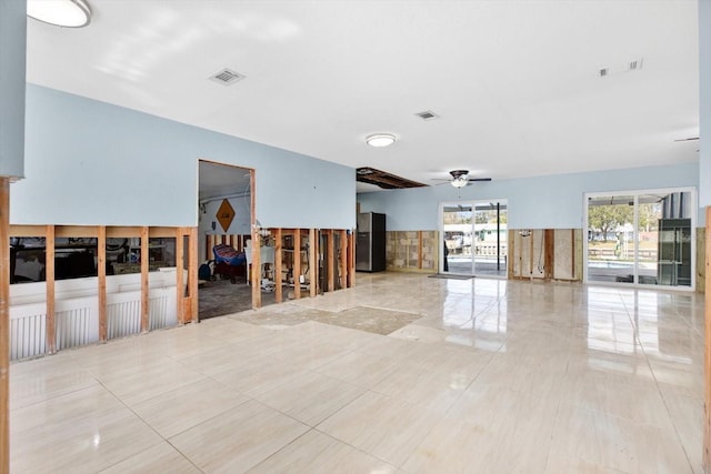 unfurnished room featuring ceiling fan