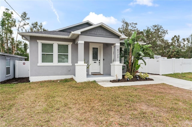 view of front of home featuring a front lawn