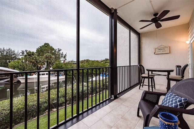 sunroom featuring ceiling fan