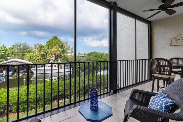 sunroom with ceiling fan