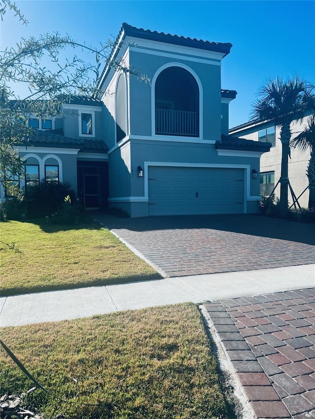 view of front facade featuring a garage and a front lawn