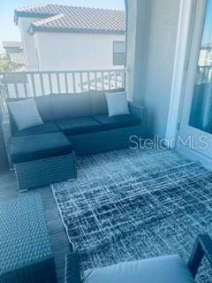 balcony featuring an outdoor hangout area