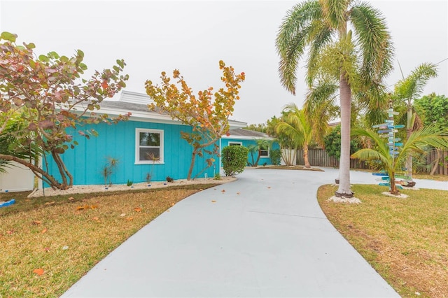 view of front of property with a front yard