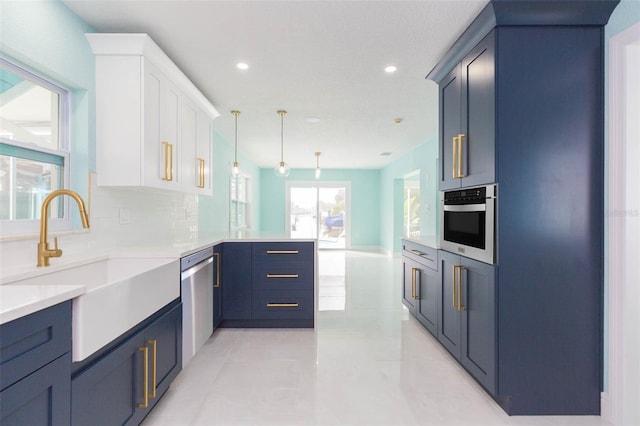 kitchen featuring sink, tasteful backsplash, hanging light fixtures, kitchen peninsula, and stainless steel appliances