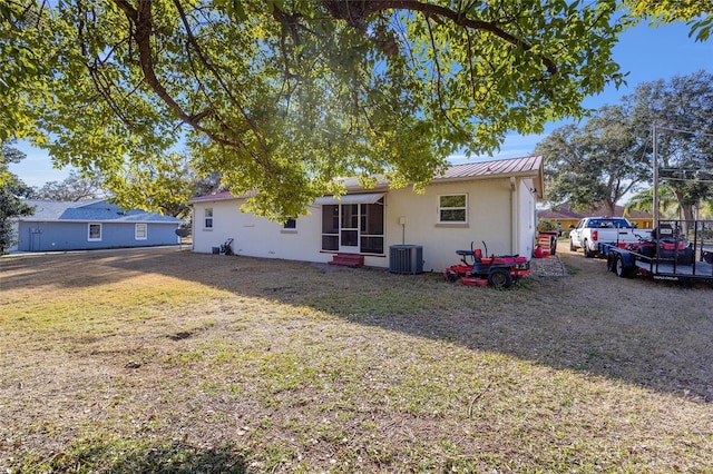 view of front facade featuring a front yard and cooling unit