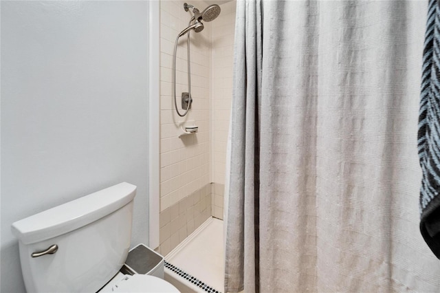 bathroom with toilet and a shower with curtain