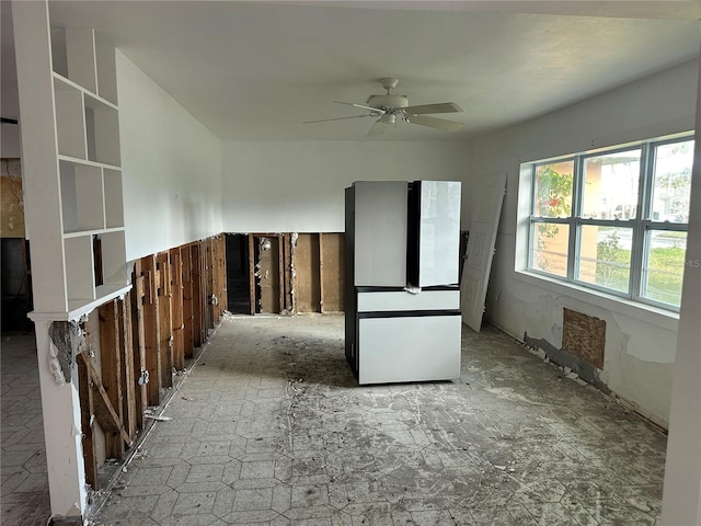 empty room with ceiling fan