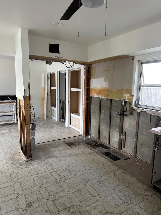 unfurnished room featuring ceiling fan