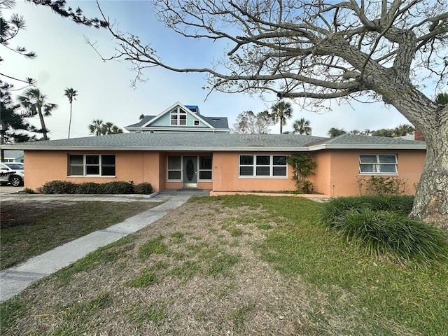 single story home with a front lawn