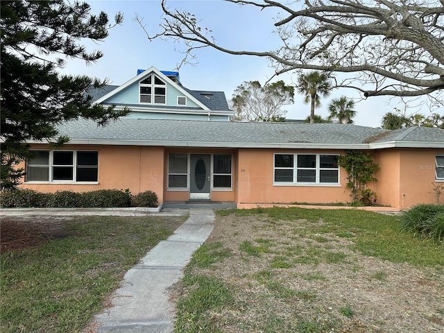 view of front of property featuring a front lawn