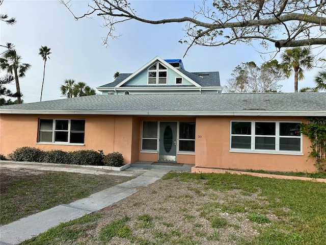 view of front of property featuring a front lawn