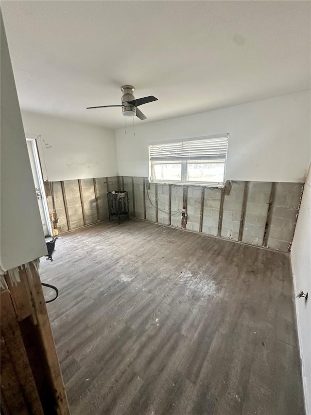 unfurnished room featuring dark hardwood / wood-style floors and ceiling fan