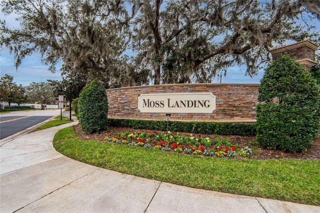 community sign with a lawn