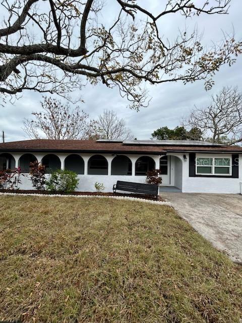 single story home with a front yard