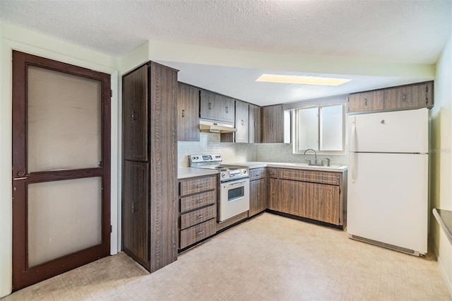 kitchen featuring sink, tasteful backsplash, a textured ceiling, white fridge, and electric stove