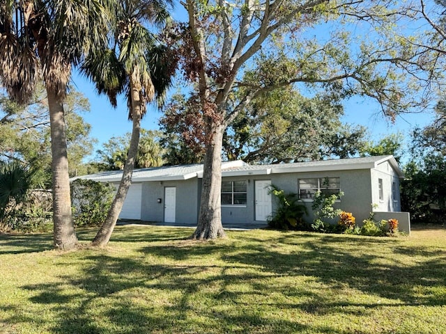 single story home featuring a front yard