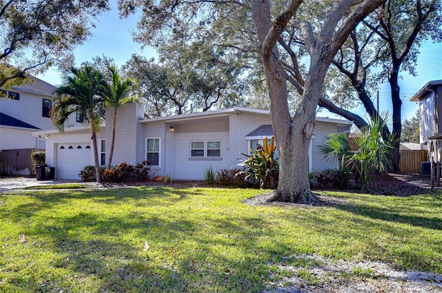 single story home with a front lawn