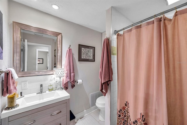 bathroom with toilet, a shower with curtain, a textured ceiling, vanity, and decorative backsplash