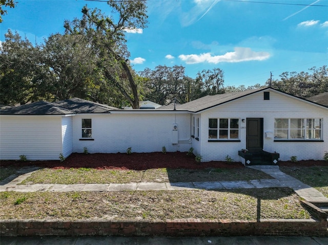 single story home with a front lawn