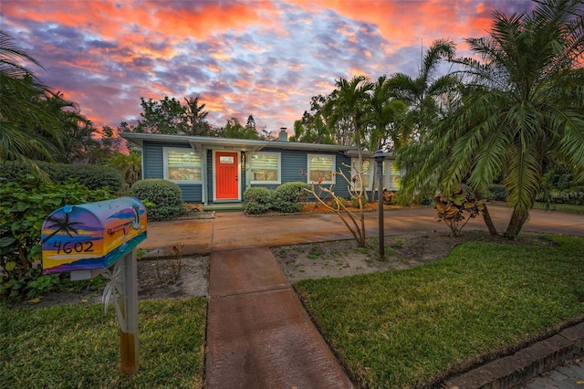 view of front of home featuring a lawn