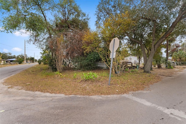 Listing photo 2 for 3623 Whittier St, Tampa FL 33619