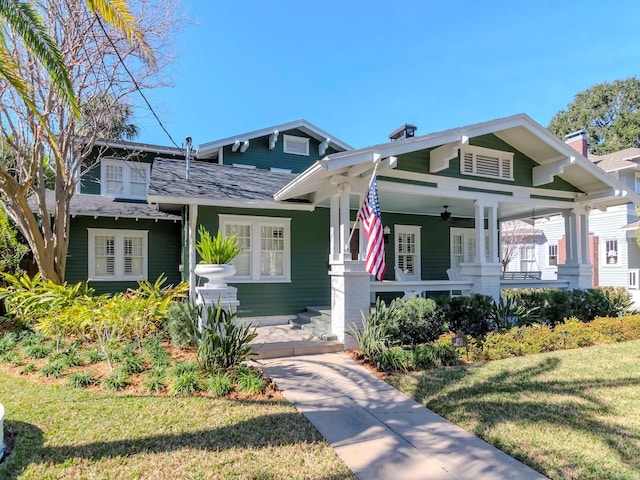 view of front of property featuring a porch, ceiling fan, and a front lawn