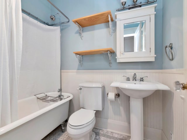 full bathroom featuring toilet, sink, and shower / bath combo