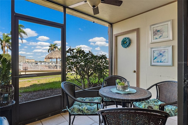 sunroom with ceiling fan