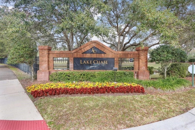 community sign featuring a lawn