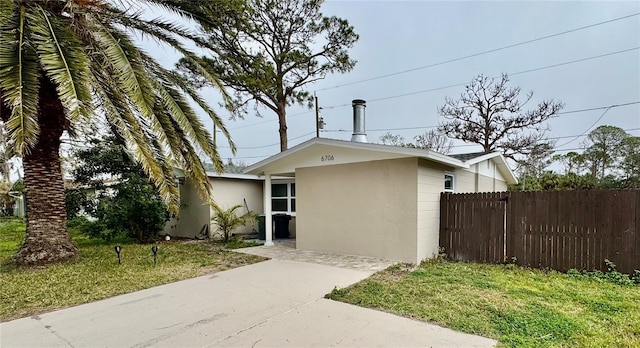 view of side of property featuring a lawn