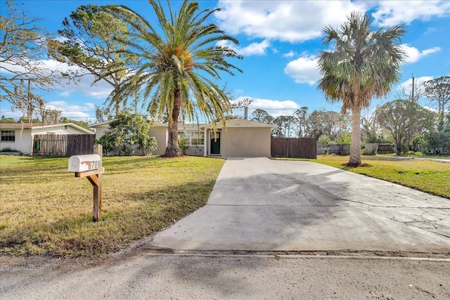 view of front of property featuring a front yard