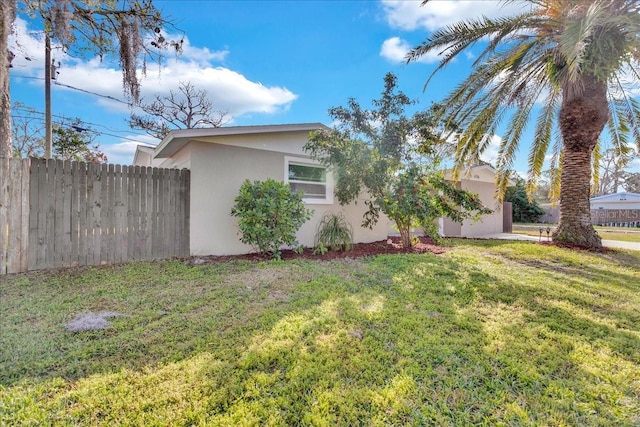 view of side of property featuring a lawn