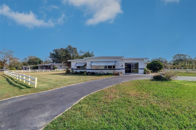 view of front of home featuring a front yard