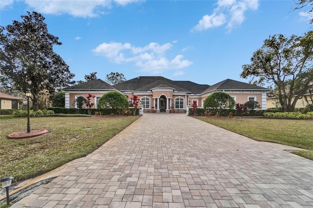 ranch-style house featuring a front yard