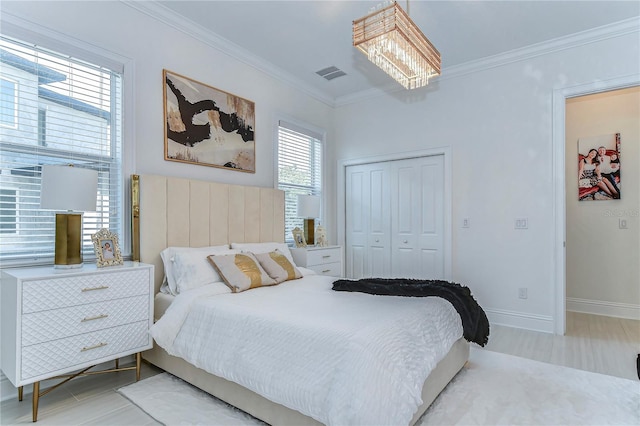 bedroom featuring crown molding, a closet, visible vents, an inviting chandelier, and baseboards