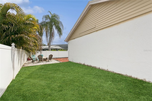 view of yard featuring a patio