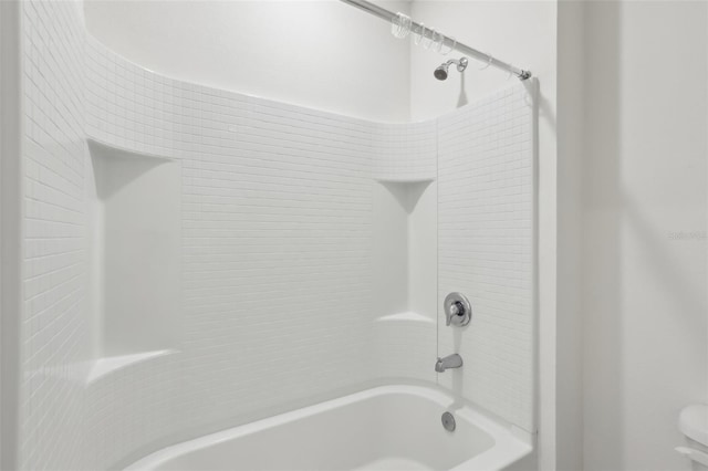 bathroom with tiled shower / bath