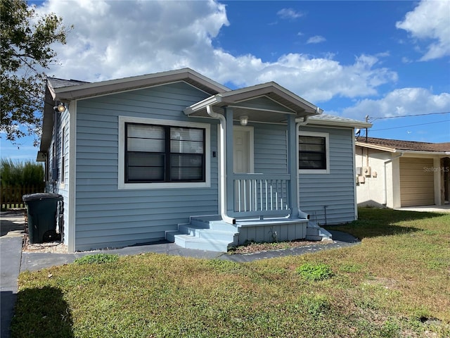 view of front of house with a front lawn