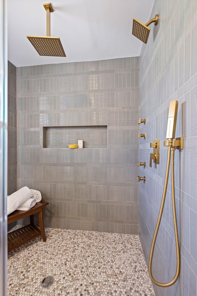 bathroom featuring a tile shower