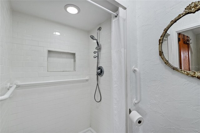 6010 17th Ave S, Gulfport, FL 33707 - bathroom featuring walk in shower