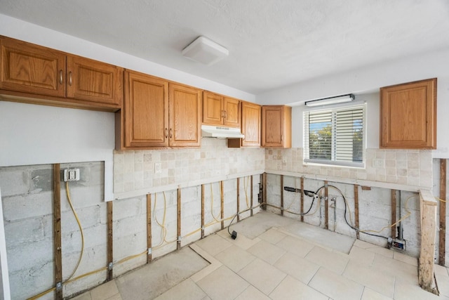 kitchen with decorative backsplash