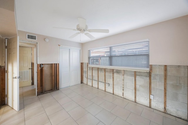 unfurnished room featuring light tile patterned flooring and ceiling fan