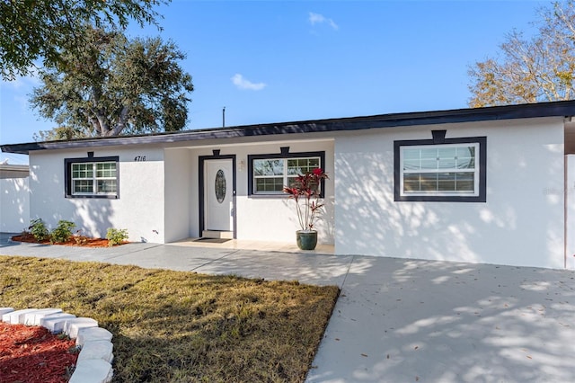 single story home featuring a front yard