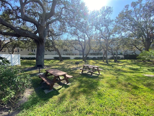 view of property's community featuring a lawn